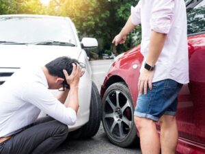 Kas laikoma kaltės pripažinimu po automobilio avarijos? - Automobilių bendrija