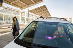 Lyft seka Uber pėdomis naudodama vairuotojo patvirtinimo programą