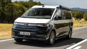 Nauja „Volkswagen California 2024“ apžvalga: vis dar yra kemperių karalius