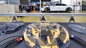 VW ir ORNL pasisekė pirmą kartą belaidžiu elektros energijos perdavimo
