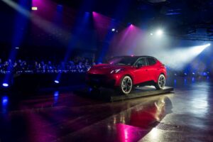 „Lynk & Co“ pristato pirmąjį savo elektromobilį „Lynk & Co