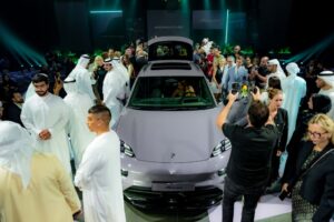 „Porsche“ centras Abu Dabyje ir Al Ainas pristato visiškai elektrinį