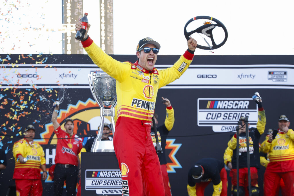 Joey Logano atsako į kritikus dėl jo trečiosios taurės čempionato