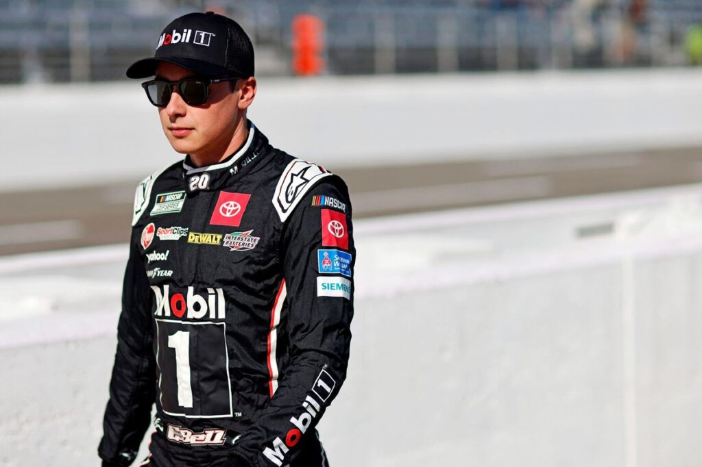 NASCAR pašalina Bellą iš atkrintamųjų po prieštaringai vertinamo finišo
