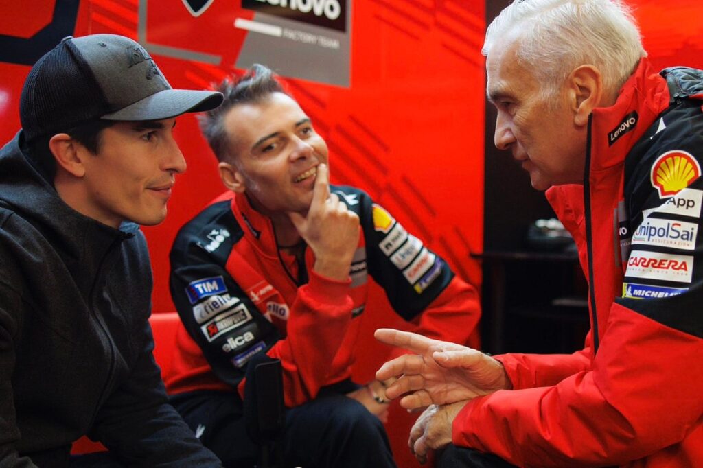 Pasirodo Marco Marquezo pirmojo bandymo su gamykliniu „Ducati“ detalėmis
