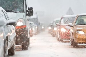 Sniego sprogimas smogs JK: kaip išlikti saugiems keliuose – automobilių