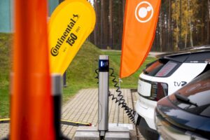 „Metų automobilis 2025“: elektromobilių maitinimosi ypatumai
