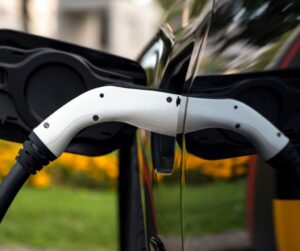 Įkraunami hibridai patiria bumą, bet ateitis yra tik elektrinė –