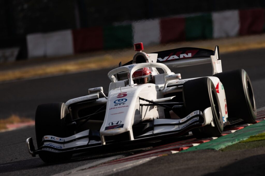 Makino pirmauja Suzuka Super Formula teste kaip Bearman žvaigždė