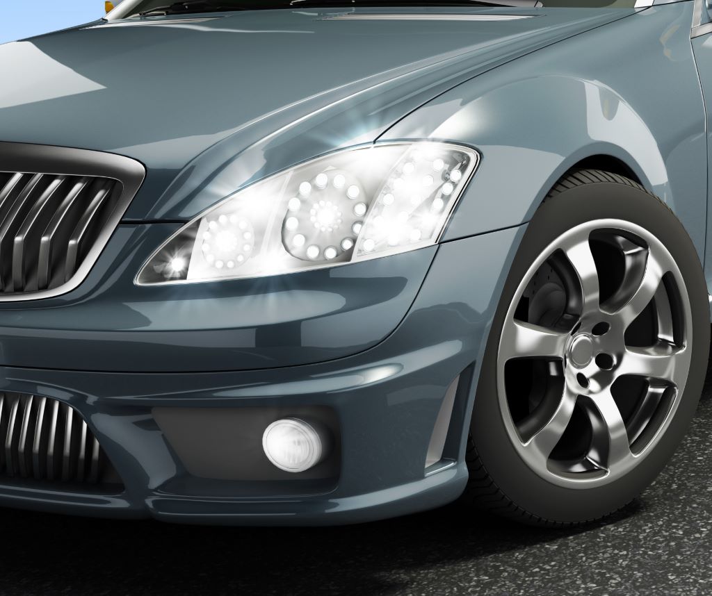 85 % vairuotojų laikinai apakino LED priekiniai žibintai – automobilių