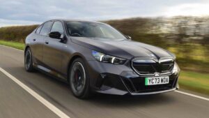 Dienos automobilio pasiūlymas: BMW i5 dovanoja prabangų elektrą už 394