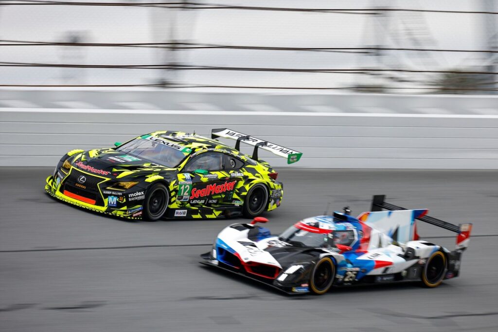 Kaip Kyle Kirkwood vairuos du automobilius „Rolex 24“