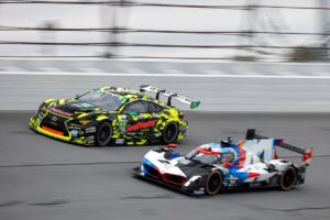 Kaip Kyle Kirkwood vairuos du automobilius „Rolex 24“