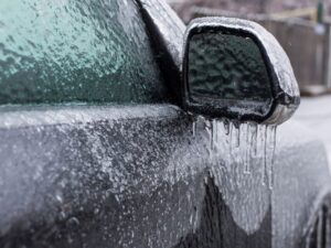Kaip sniego audra gali pakenkti jūsų automobilio išorei – automobilių