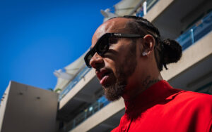 Lewisas Hamiltonas, apsilankęs Maranello gamykloje, pradeda „Ferrari“ erą