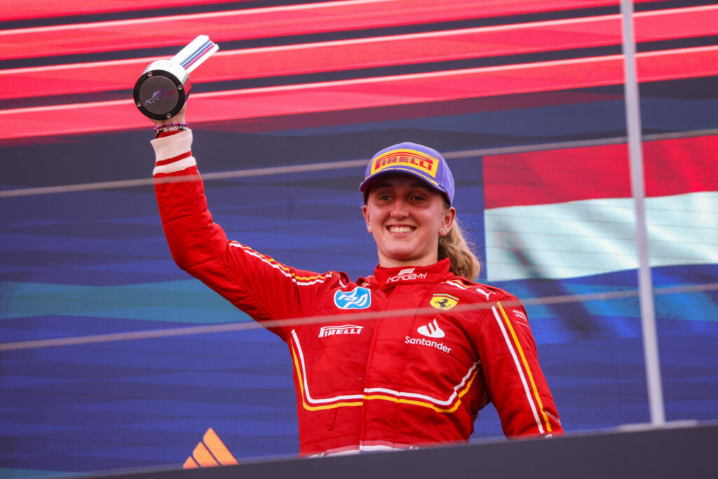 Maya Weug grįžta su „Ferrari“