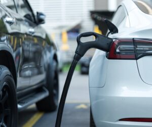 Naujausios tendencijos ir pokyčiai elektromobilių rinkoje – automobilių bendruomenė