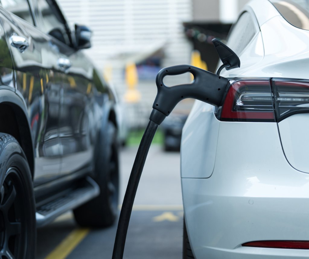 Naujausios tendencijos ir pokyčiai elektromobilių rinkoje – automobilių bendruomenė