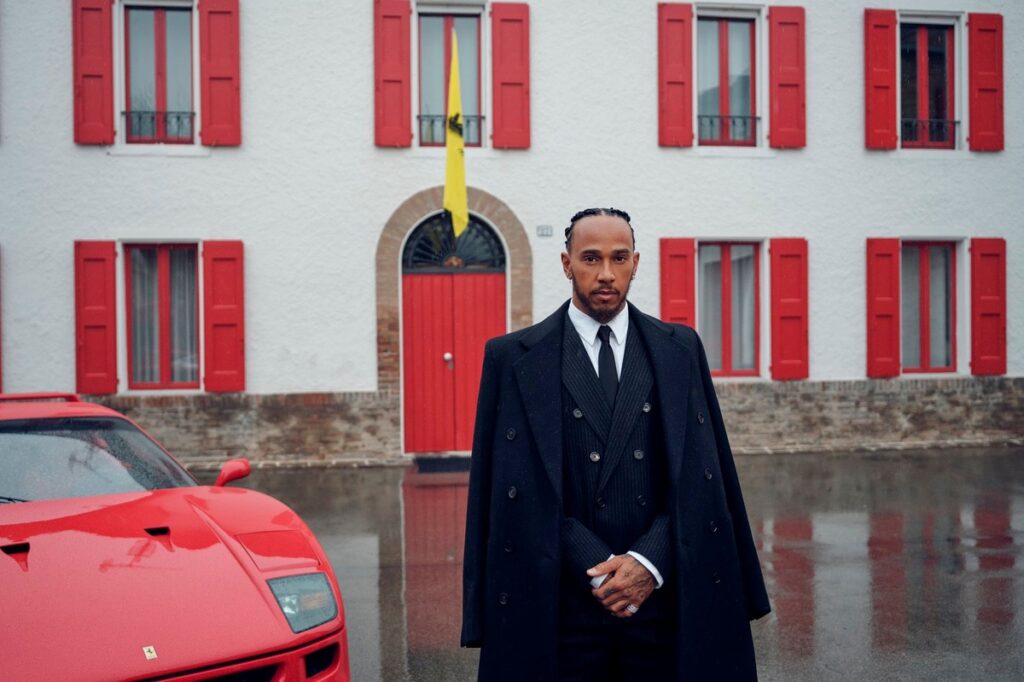 Paslėptos detalės Lewiso Hamiltono „Ferrari“ gamyklos apsilankymo nuotraukoje