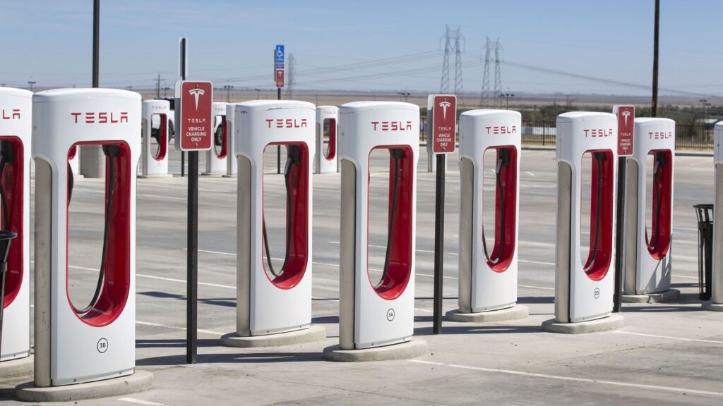 Trumpas taikosi į EV apmokestinimo finansavimo programas, iš kurių „Tesla“