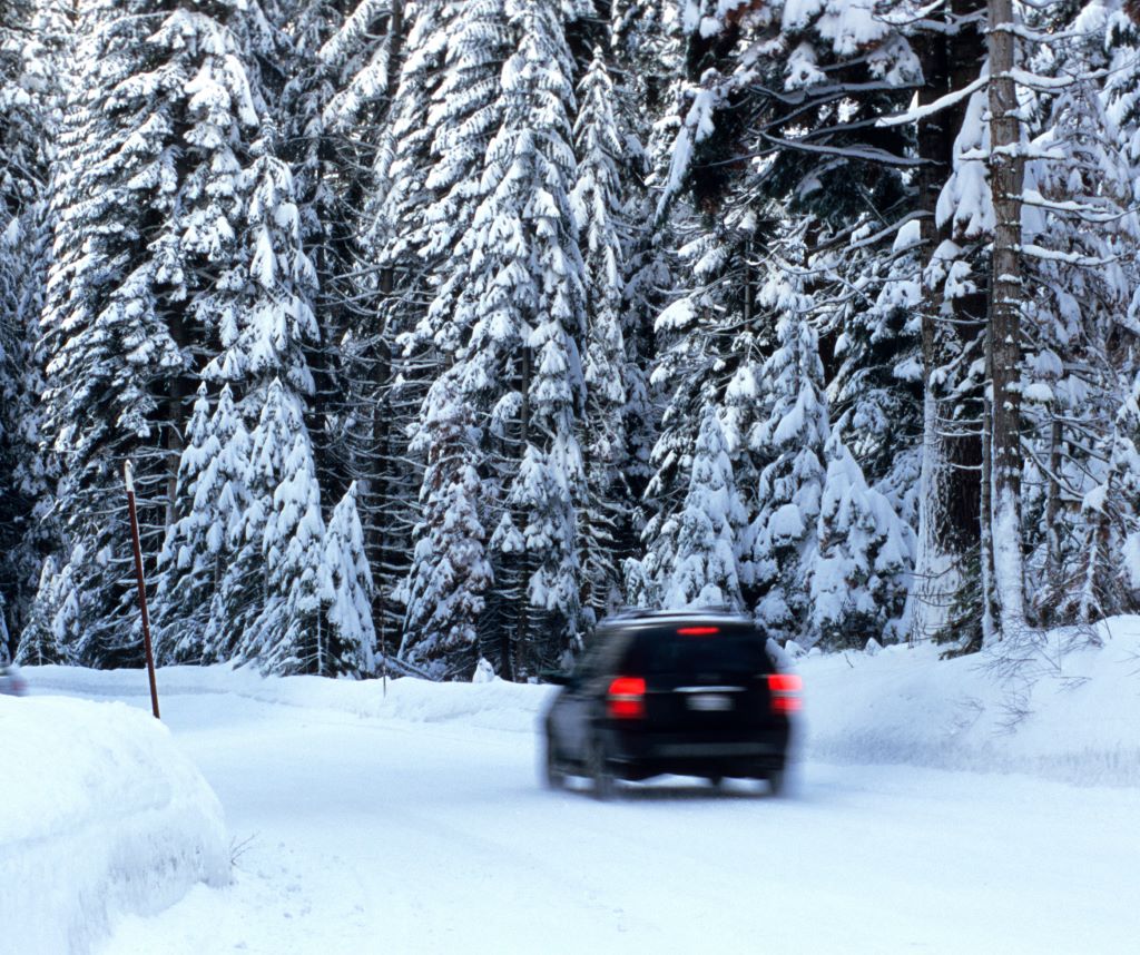 Vairavimas, kad išvengtumėte baudos per įspėjimus apie sniegą – automobilių