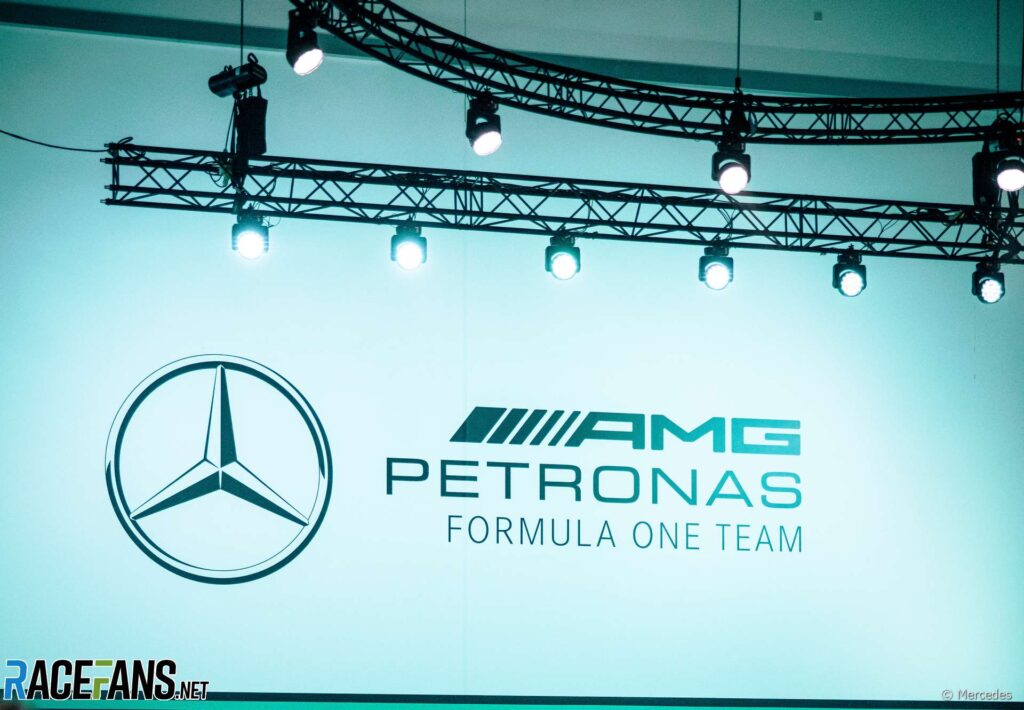 „Mercedes“ paleisti 2025 F1 automobilį likus dviem dienoms iki bandymo