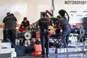 „Porsche“, BMW kelia susirūpinimą dėl aukštos įtampos problemų prieš „Daytona
