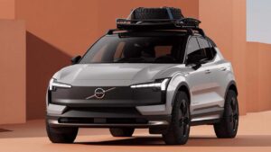 „Volvo EX30 Cross Country EV“ visureigis artėja prie vasaros pradžios