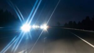 Automobilių priekinių žibintų akiratis, kai apakinti vairuotojai vengia vairuoti naktį