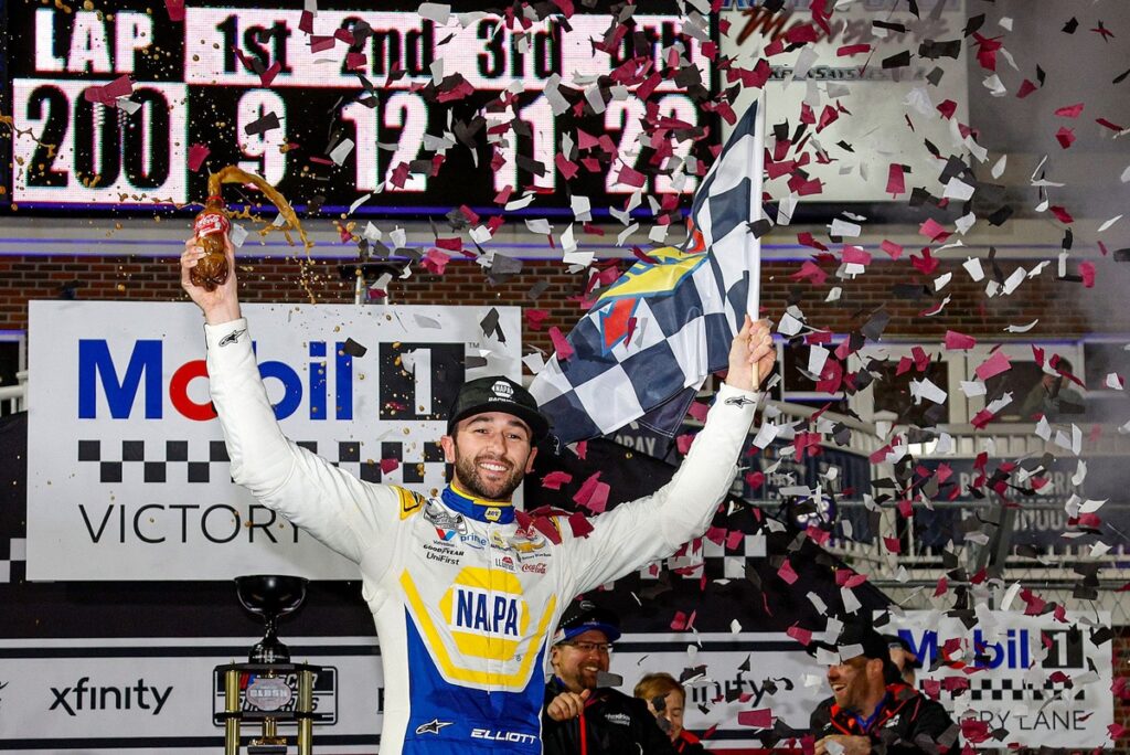 Chase Elliott laimi susirėmimą, laikydamas Blaney
