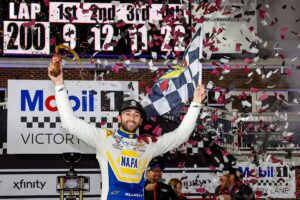 Chase Elliott laimi susirėmimą, laikydamas Blaney