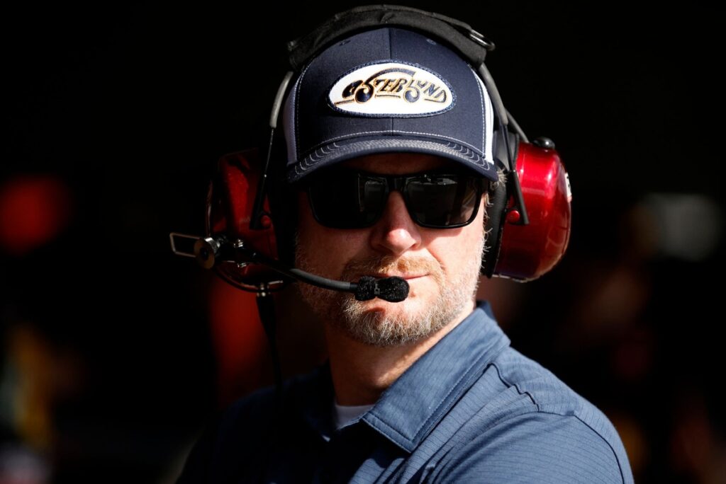 Dale Earnhardt jaunesnysis ašaromis, kai jo automobilis gamina „Daytona 500“