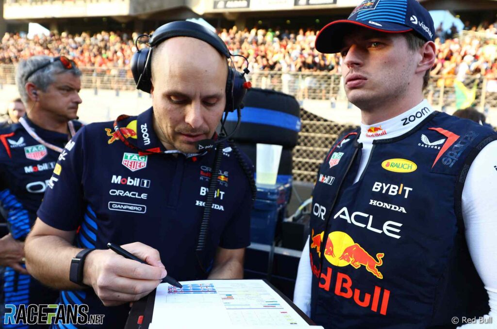 FIA gali „uždaryti“ F1 vairuotojo radiją dėl prisiekimo