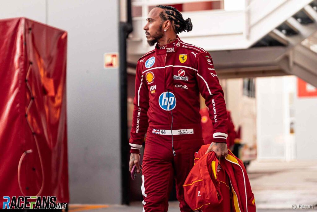 Hamiltonas truks dvejus metus „Ferrari“, prognozuoja