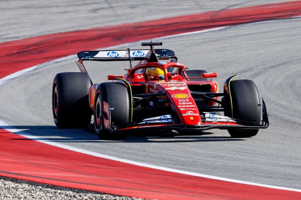 Hamiltonas vėl veikia kaip „Ferrari“ ir „McLaren Complete Pirelli F1“