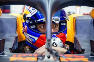 Verstappenas, Russellas atideda pirštines į šalį, juda per 2024 m.