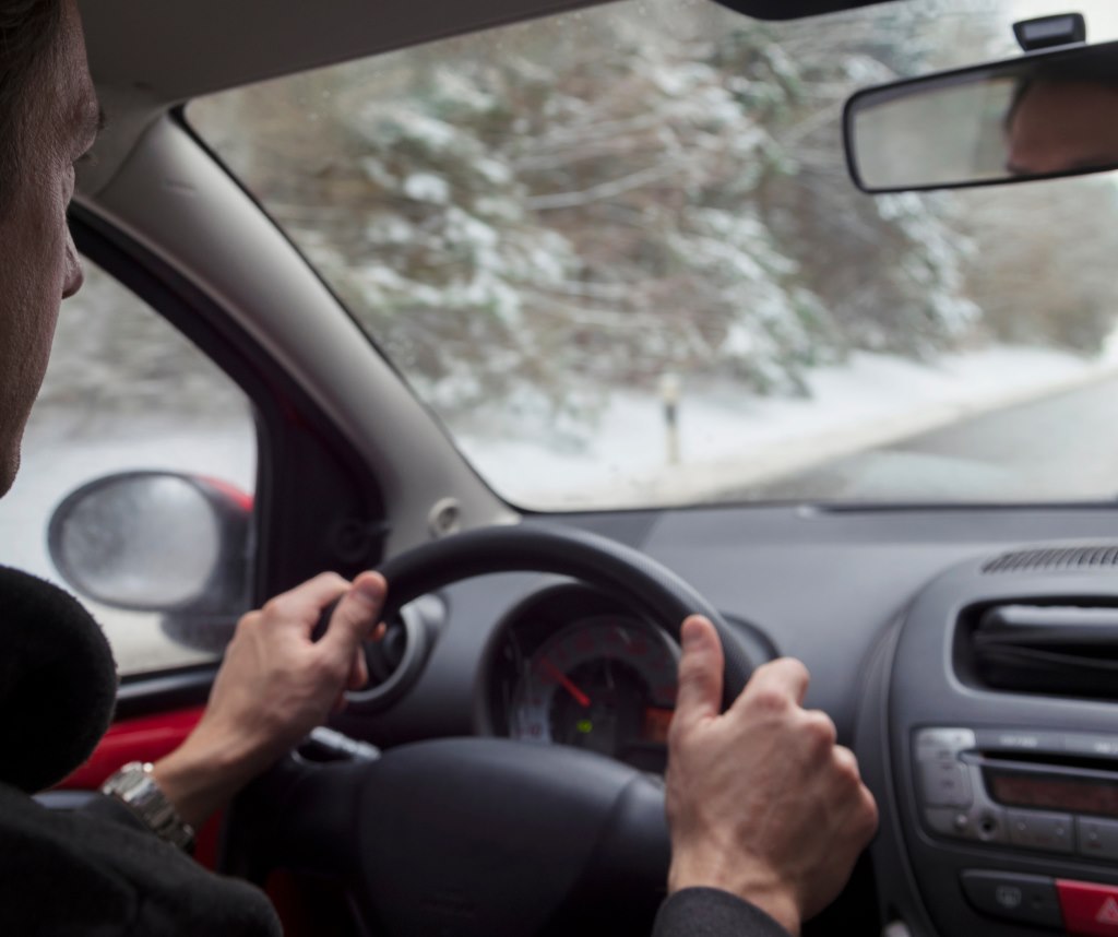 Žiemos vairavimo įstatymai JK vairuotojai turi žinoti, kad išvengtų baudų