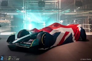 „Aston Martin“ atskleisti naują 2025 F1 automobilį likus trims dienoms