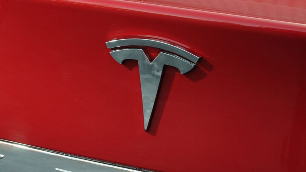 „Tesla“ planuoja „labiau prieinamus modelius“ prieš vasarą