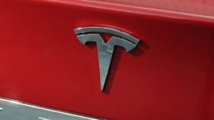 „Tesla“ planuoja „labiau prieinamus modelius“ prieš vasarą