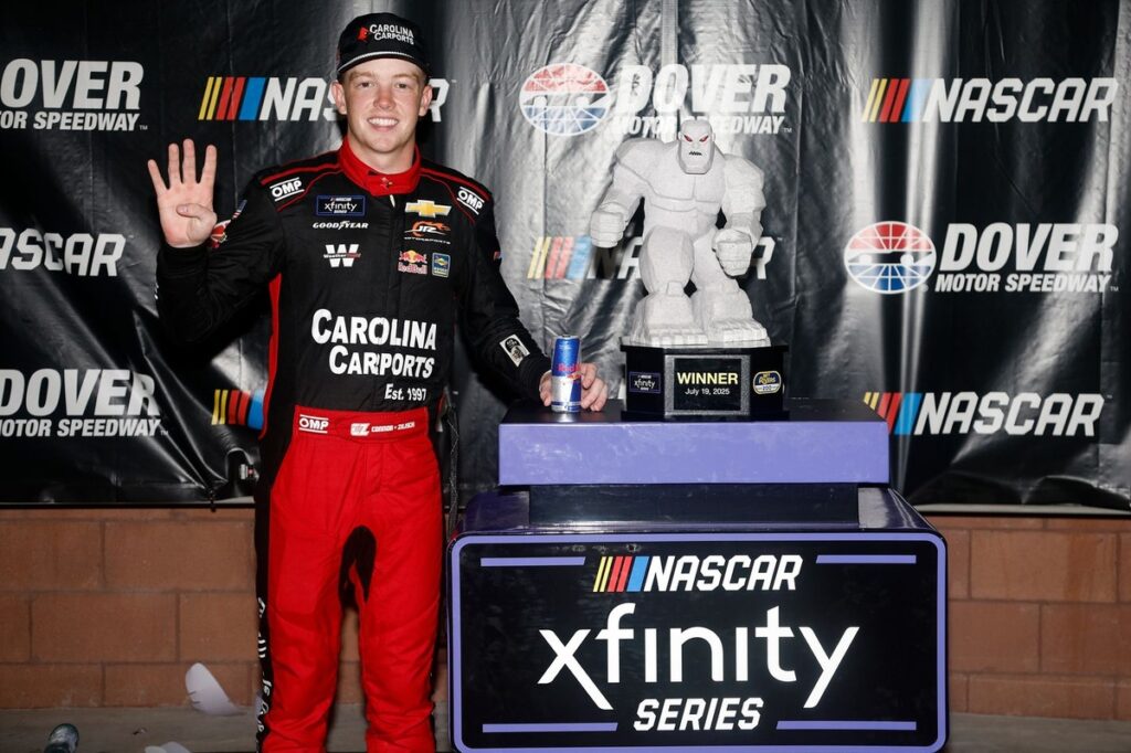 „Connor Zilisch“ laimi lietaus sutrumpintą „NASCAR XFINITY“ lenktynes Doveryje