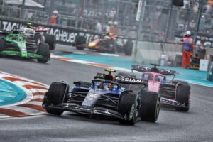 F1 svarsto privalomus du sustojimus 2026 m