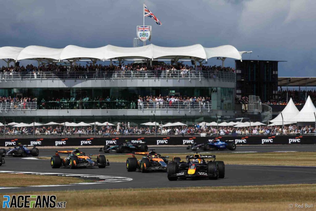 Kaip šį savaitgalį tiesiogiai stebėti 2026 m. Britanijos Grand Prix