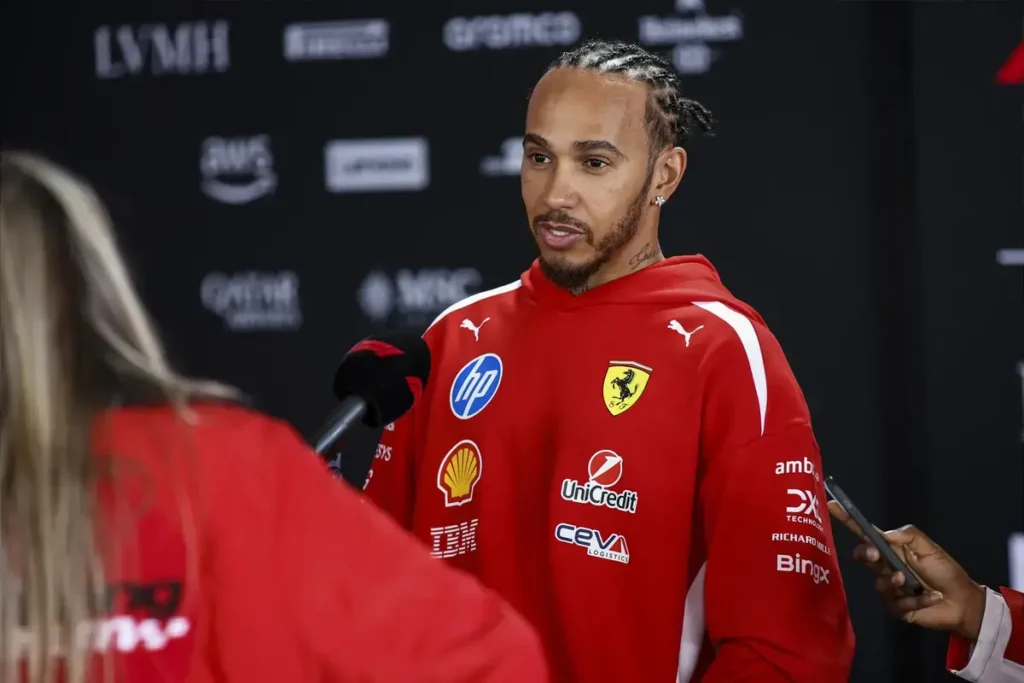Lewisas Hamiltonas sako, kad F1 2026 automobiliai suteikia „tikras lenktynes“