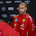 Lewisas Hamiltonas sako, kad F1 2026 automobiliai suteikia „tikras lenktynes“