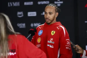 Lewisas Hamiltonas sako, kad F1 2026 automobiliai suteikia „tikras lenktynes“